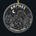 Arches National Park Delicate Arch Monoline Keramisch Ornament<br><div class="desc">Het monoline kunstwerk ontwerp van kerken. Het park ligt ten noorden van Moab in de staat Utah. Borduurt door de Colorado in het zuidoosten,  het is bekend als de locatie van meer dan 2.000 natuurlijne zandstenen archen.</div>