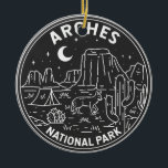 Arches National Park Delicate Arch Monoline Keramisch Ornament<br><div class="desc">Het monoline kunstwerk ontwerp van kerken. Het park ligt ten noorden van Moab in de staat Utah. Borduurt door de Colorado in het zuidoosten,  het is bekend als de locatie van meer dan 2.000 natuurlijne zandstenen archen.</div>