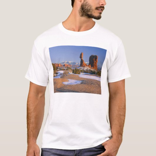 ARCHES NATIONAL PARK, UTAH. VS. Balanced Rock T-shirt (Voorkant)