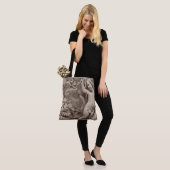 Architectonische gebeeldhouwde bloemen details tote bag (Op model)