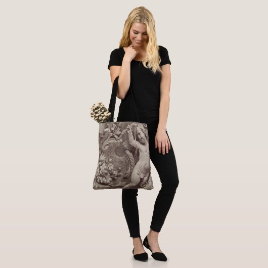 Architectonische gebeeldhouwde bloemen details tote bag (Op model)