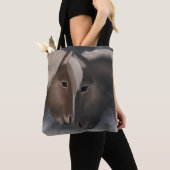 Arctic Affection: IJslandse paarden in Snowy Embra Tote Bag (Dichtbij)