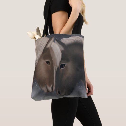 Arctic Affection: IJslandse paarden in Snowy Embra Tote Bag (Dichtbij)