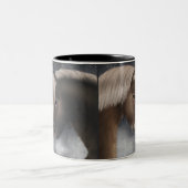 Arctic Affection: IJslandse paarden in Snowy Embra Tweekleurige Koffiemok (Center)