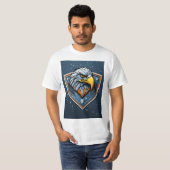 Arctic Avian Fury: Futuristisch Eagle-Raven T-shir T-shirt (Voorkant volledig)