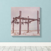 Arctic Carriou Vleesdroging Rack Pt. Lay Village A Canvas Afdruk (Insitu (Houten vloer))