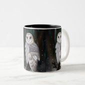 Arctic Elegance: Sneeuwuil in de winter Bossen Tweekleurige Koffiemok (Voorkant rechts)