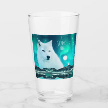 Arctische wolf en magische nacht met noorderlicht