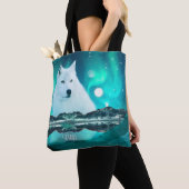 Arctische wolf en magische nacht met noorderlicht tote bag (Dichtbij)