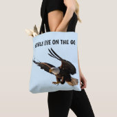 Arend swooping naar beneden tote bag (Dichtbij)