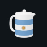 Argentijnse vlag theepot<br><div class="desc">Voeg een vleugje Argentijnse charme toe aan je theetijd met onze exclusieve theepot met de vlag van Argentinië! Deze theepot is vervaardigd met nauwgezette aandacht voor detail en is meer dan alleen een functioneel keukenitem; het is een viering van het Argentijnse erfgoed en de nationale trots. Het gedurfde ontwerp toont...</div>