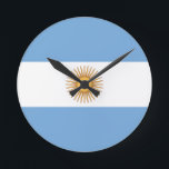 argentinië ronde klok<br><div class="desc">De nationale vlag van Argentinië is een drieband, bestaande uit drie even brede horizontale banden met een kleur die lichtblauw, wit en lichtblauw is. De volledige vlag met de zon heet de officiële keremoniale vlag (Spaans: Bandera Oficial de Ceremonia). De vlag zonder zon wordt beschouwd als de siervlag (Bandera de...</div>