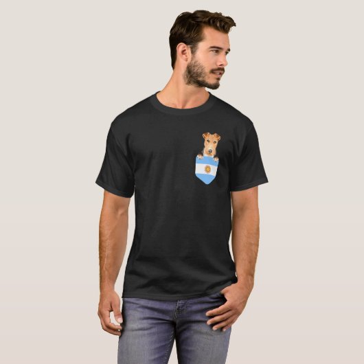 Argentinië Vlag Draad Fox Terriër Hond In Pocket T-shirt (Voorkant volledig)