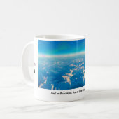 Arial uitzicht besneeuwde berg koffiemok (Voorkant links)