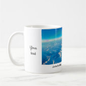 Arial uitzicht besneeuwde berg koffiemok (Links)