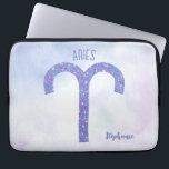 Aries Astrology Sign Speciaal Paars Laptop Sleeve<br><div class="desc">Deze ,  gepersonaliseerde paarse en lavender Aries laptophoes is voorzien van uw astrologische teken van de Zodiac in een prachtige glans zoals de constellaties. Pas dit schattige geschenk met jouw naam in prachtig krullend manuscript voor iemand met een late Maart of vroege verjaardag van April aan.</div>