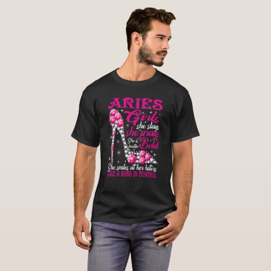 Aries meisje als een baas in controlecluifels t-shirt (Voorkant volledig)