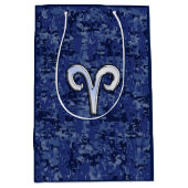 Aries Zodiac Sign Blue Digital Camouflage Medium Cadeauzakje (Voorkant)