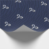 Aries Zodiac Sign on Navy Blue Carbon Fiber Print Cadeaupapier (Hoek)