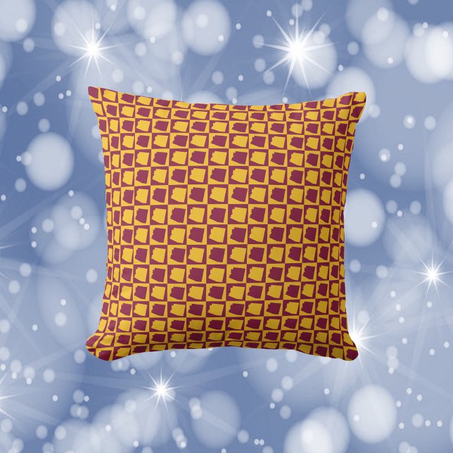 Arizona Pop Art Pattern Maroon Yellow Gold Kussen (A throw pillow with a maroon and yellow gold pattern of the US State of Arizona.)