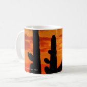Arizona Saguaro Cacti met heldere Oranje zonsonder Koffiemok (Voorkant links)