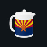 Arizona State Flag theepot<br><div class="desc">Verhoog je theetijd met een vleugje Arizona-trots met onze exclusieve theepot met de vlag van Arizona! Deze theepot is gemaakt met nauwgezette aandacht voor detail en is meer dan alleen een vat voor uw favoriete brouwsels; het is een viering van het erfgoed en de culturele trots van Arizona. Het ontwerp...</div>