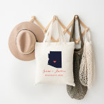 Arizona Wedding Welkom Tote Bag<br><div class="desc">Welkom uit de stadsuittrouwgasten met een tas vol snacks en een persoonlijke behandeling met de staat waar je gaat trouwen, de bruid- en bruinnamen en de trouwdatum. Klik op Aanpassen om het hart te verplaatsen naar elke stad of locatie op de staatskaart. Gebruik de ontwerphulpmiddelen om de monogram tekstdoopvonten en...</div>