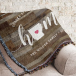 Arkansas Home State Personalized Wood Kijk Deken<br><div class="desc">Show een beetje trots op de thuisstaat met deze schattige, rustige houten plank met een deken die 'thuis' in witte kalligrafie scriptletters voorzien, met een silhouette kaart van de staat Arkansas die voor de letter 'O' staat. Een roze hartillustratie in de staatskaart voltooit het ontwerp; u kunt de positie van...</div>