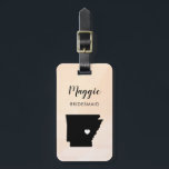 Arkansas Map Bagagelabel for Wedding Party Welcome<br><div class="desc">Deze staatsbagagelabels maken de perfecte bruiloft cadeautjes voor labels of welkome tas labels. Stropdas het aan uw bruidsmaidgiften in plaats van een typisch label van de papiergift, en zij kunnen het voor maanden en jaren gebruiken om te komen. Labels hebben een perzikabrikozenachtergrond. Om het hart bij de trouwplaats te plaatsen,...</div>