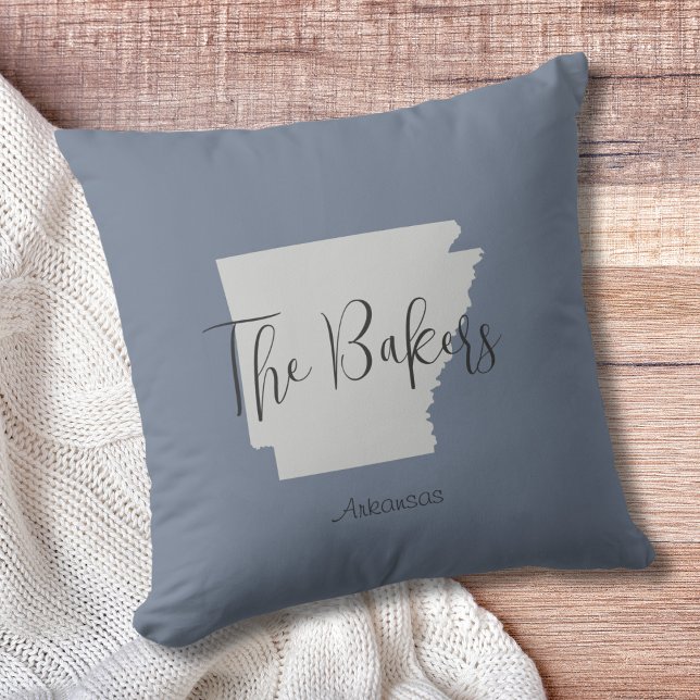 Arkansas State Outline Familienaam Sierkussen (Show pride for your state and personalize it!  "love makes this house a home in <your state>")