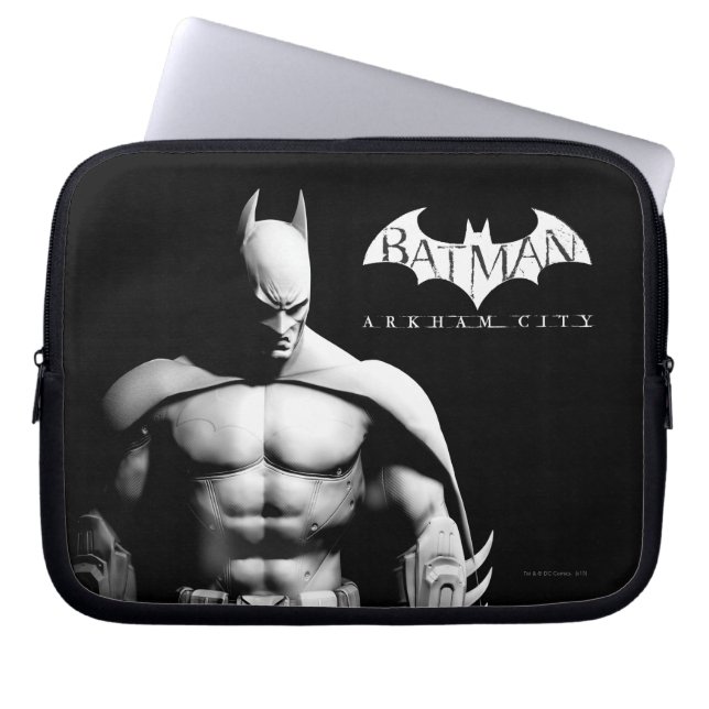 Arkham City | Batman Black en White Wide Pose Laptop Sleeve (Voorkant)