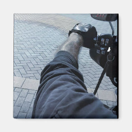 Arm & hand van een motorrijder die op een motor ri magneet