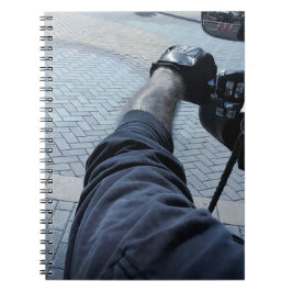 Arm & hand van een motorrijder die op een motor ri notitieboek