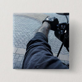Arm & hand van een motorrijder die op een motor ri vierkante button 5,1 cm