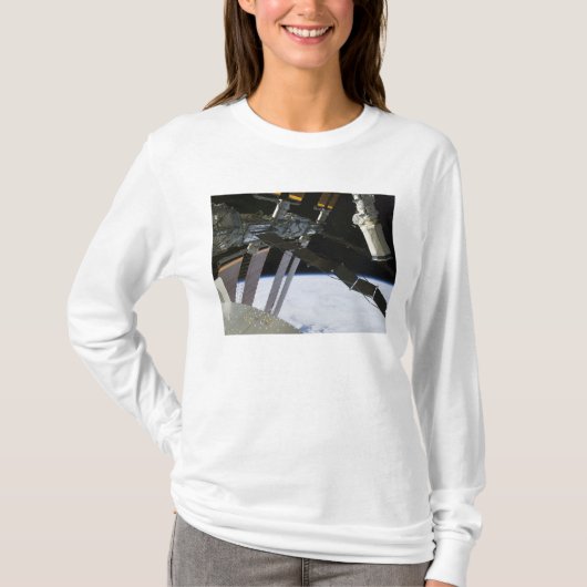 arm van Endeavor onder de International Space Stat T-shirt (Voorkant)