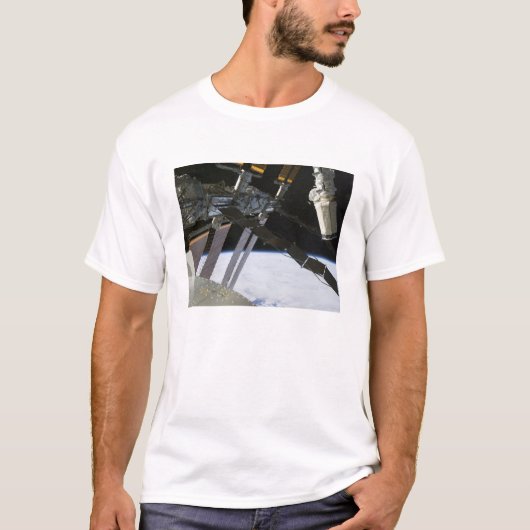 arm van Endeavor onder de International Space Stat T-shirt (Voorkant)