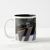 arm van Endeavor onder de International Space Stat Tweekleurige Koffiemok (Links)