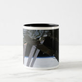 arm van Endeavor onder de International Space Stat Tweekleurige Koffiemok (Center)