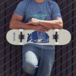 Armadillo Grafisch Gepersonaliseerd Persoonlijk Persoonlijk Skateboard<br><div class="desc">Ride in stijl met dit skateboard dat met jouw naam of uw eigen douanebericht klaar gepersonaliseerd is. Met een eenvoudige en gedurfde illustratie van een armadillo in blauw tegen een roomkleurige of ivoorkleurige achtergrond.</div>
