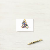 Arme kerstboomleraren houden van boeken lezen post-it® notes (Op bureau)