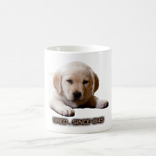 Arme vermoeide kleine labrador puppy. Net als ik! Koffiemok