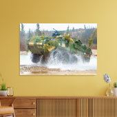 ARMORED PERSONNEL CARRIER - Stryker 24x36 Canvas Afdruk (Insitu (Woonkamer))