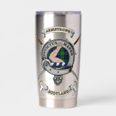 Armstrong Clan Badge Tartan & Swords Geïsoleerde Drinkbeker (Voorkant)