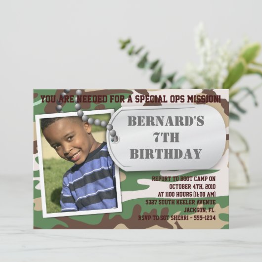 Army Dog Label Birthday Uitnodiging (Staand voorkant)
