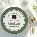 Army Green Afstuderen afstudeerfeest Papieren Bordje<br><div class="desc">Dit witte en legergroene aangepaste afstudeerpartijpapier-bord bevat stijlvolle typografie van uw militaire academie,  middelbare school of universiteitsnaam voor de klas van 2025. Pas je aan met je afstudeerjaar onder het chique witte handgeschreven script en zwarte afstudeerders pet voor een geweldige persoonlijke afstuderen inrichting.</div>