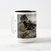 Army Rangers leiden de weg - Tweekleurige mok (Voorkant links)