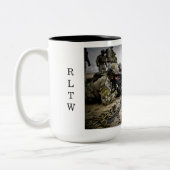 Army Rangers leiden de weg - Tweekleurige mok (Links)