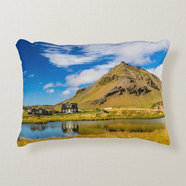 Arnarstapi Amtmansshus en de berg Stapafell, IJsla Accent Kussen (Voorkant)