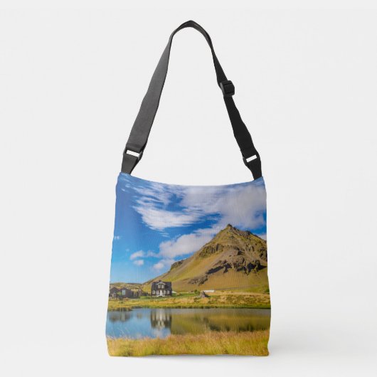 Arnarstapi Amtmansshus en de berg Stapafell, IJsla Crossbody Tas (Voorkant)