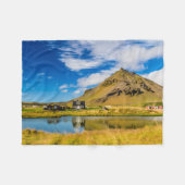 Arnarstapi Amtmansshus en de berg Stapafell, IJsla Fleece Deken (Voorkant (Horizontaal))